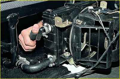 Замена охлаждающей жидкости двигателя автомобиля Газель