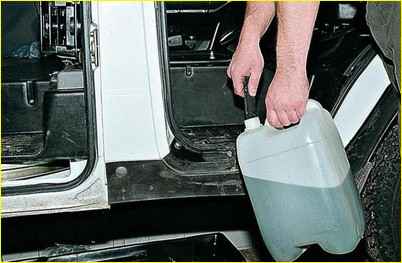 Замена охлаждающей жидкости двигателя автомобиля Газель