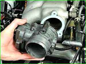 Removal and installation of the throttle unit of the ZMZ-40524 engine