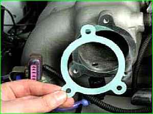 Removal and installation of the throttle unit of the ZMZ-40524 engine