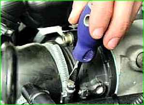 Removal and installation of the throttle unit of the ZMZ-40524 engine