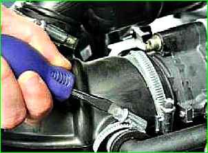 Removal and installation of the throttle unit of the ZMZ-40524 engine