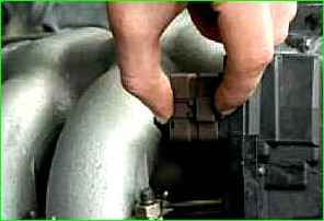 Removal and installation of the throttle unit of the ZMZ-40524 engine