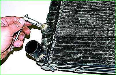 Replacing the radiator with the ZMZ-406 engine