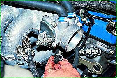 Removal and installation of the throttle unit of the ZMZ-406 engine