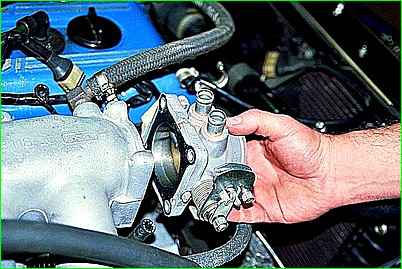 Removal and installation of the throttle unit of the ZMZ-406 engine