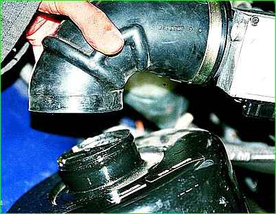 Замена фильтрующего элемента воздушного фильтра двигателя ЗМЗ-406