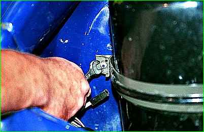 Замена фильтрующего элемента воздушного фильтра двигателя ЗМЗ-406