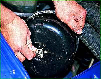 Замена фильтрующего элемента воздушного фильтра двигателя ЗМЗ-406