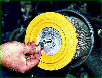 Замена фильтрующего элемента воздушного фильтра двигателя ЗМЗ-406