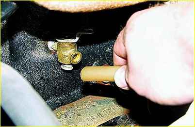 Замена охлаждающей жидкости двигателя автомобиля Газель