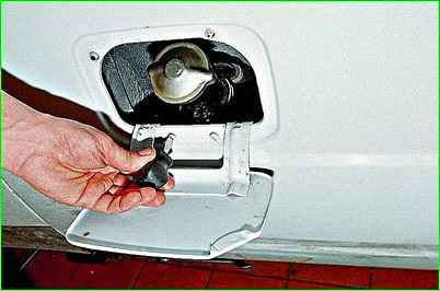 Снятие бака автомобиля фургона ГАЗ-2705