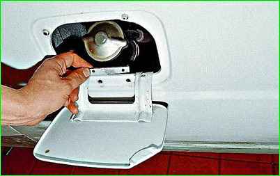 Снятие бака автомобиля фургона ГАЗ-2705