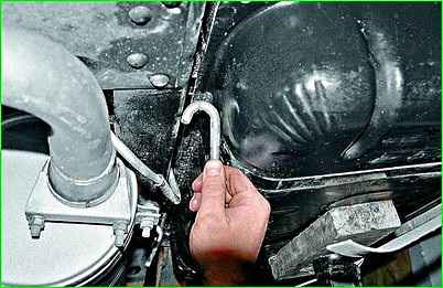 Снятие бака автомобиля фургона ГАЗ-2705