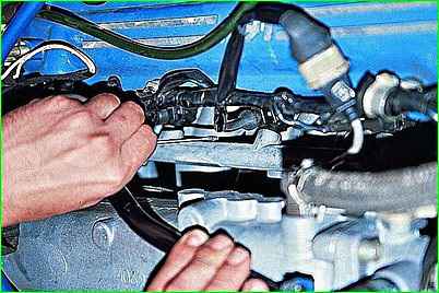 Checking the injector without removing it from the engine