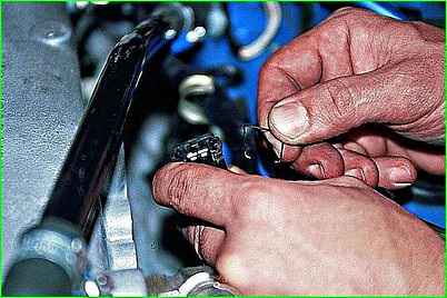 Checking the injector without removing it from the engine