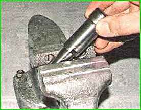 Disassembly and assembly of the hydraulic chain tensioner