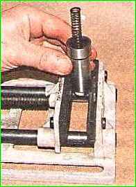 Disassembly and assembly of the hydraulic chain tensioner