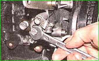 Discharge of hydraulic chain tensioner