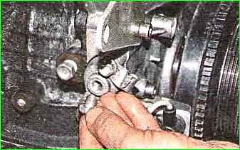 Discharge of hydraulic chain tensioner