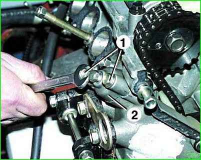 Removing and disassembling the hydraulic chain tensioner