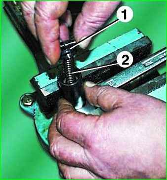 Removing and disassembling the hydraulic chain tensioner