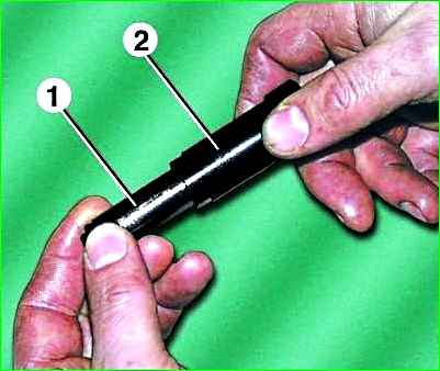 Removing and disassembling the hydraulic chain tensioner