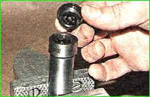 Disassembly and assembly of the hydraulic chain tensioner