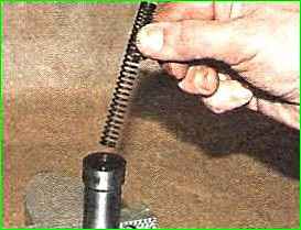 Disassembly and assembly of the hydraulic chain tensioner