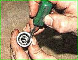 Disassembly and assembly of the hydraulic chain tensioner