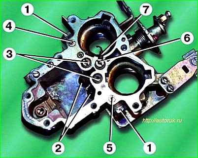 Disassembling the carburetor