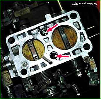 Disassembling the carburetor