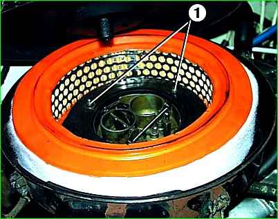 Replacing the air filter element