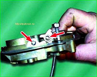 Disassembling the carburetor