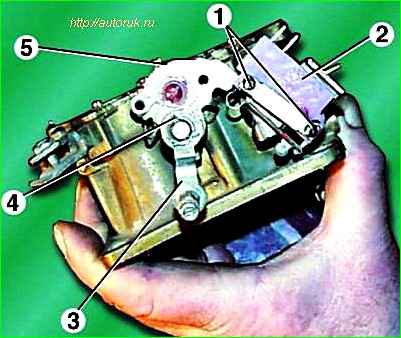 Disassembling the carburetor