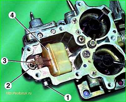 Disassembling the carburetor