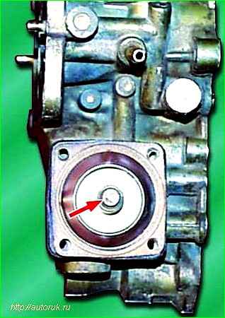 Disassembling the carburetor