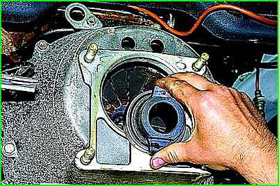 Снятие картера сцепления (двигатель ЗМЗ-406)