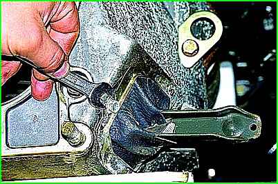 Снятие картера сцепления (двигатель ЗМЗ-406)