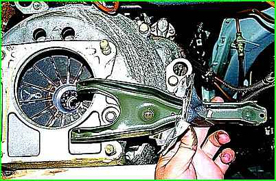 Снятие картера сцепления (двигатель ЗМЗ-406)