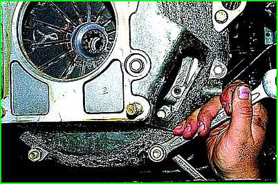 Снятие картера сцепления (двигатель ЗМЗ-406)