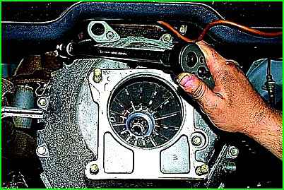 Снятие картера сцепления (двигатель ЗМЗ-406)