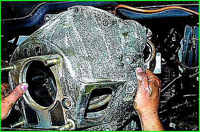 Снятие картера сцепления (двигатель ЗМЗ-406)