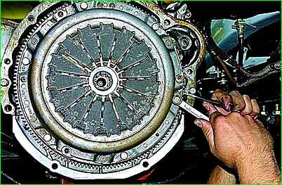 Снятие и установка маховика ЗМЗ 406