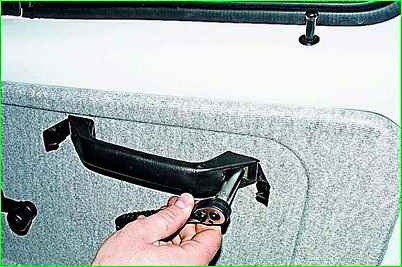 Снятие обивки передней двери ГАЗ-2705