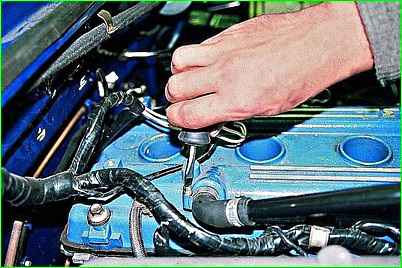 Austausch der Zylinderkopfhaubendichtung ZMZ-406