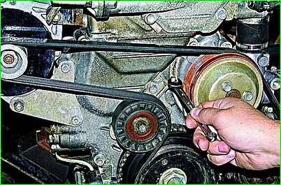 Заміна та регулювання натягу ременя приводу агрегатів