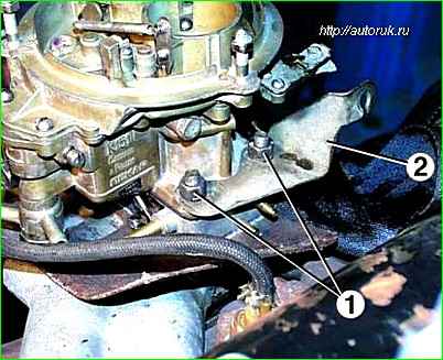 Extracción del carburador GAZ-2705