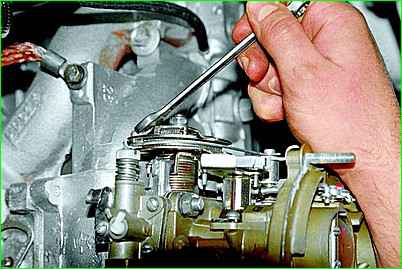 Снятие и установка карбюратора ГАЗ-2705