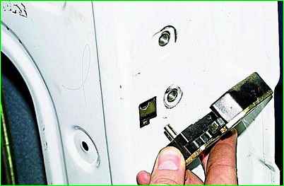 Снятие замка передней двери ГАЗ-2705